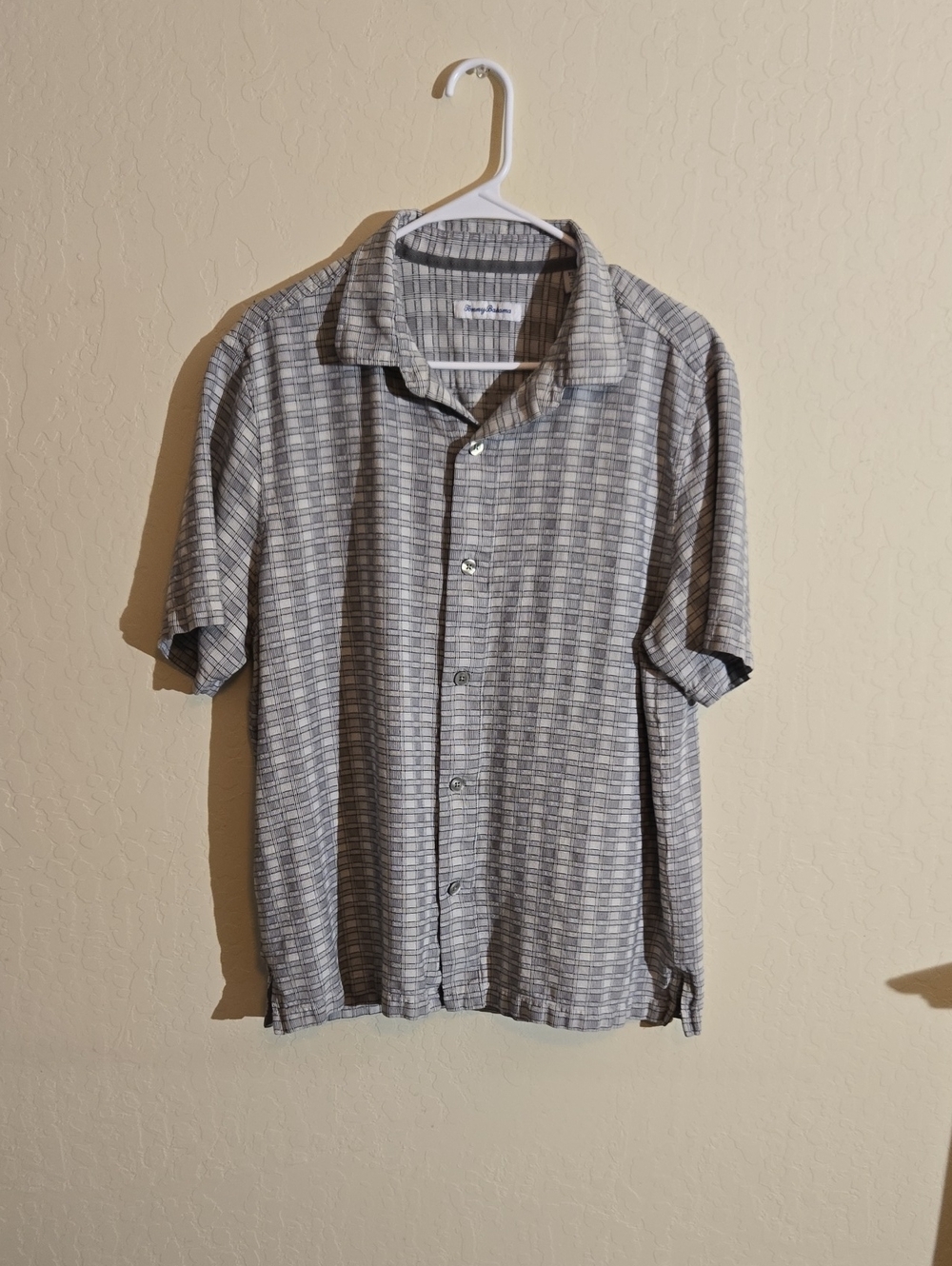 Casual Short-Sleeve Button-Up Shirt in Gray Plaid